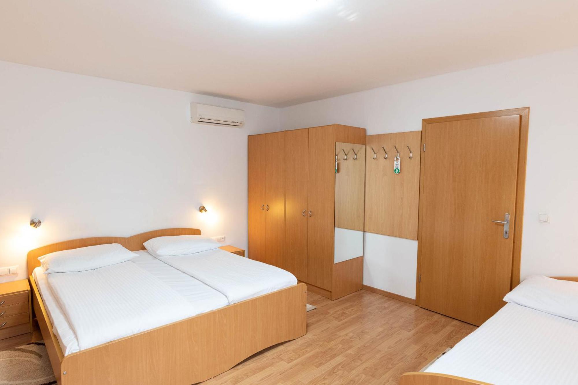 Apartmaji In Sobe Ramar Straza Exterior photo