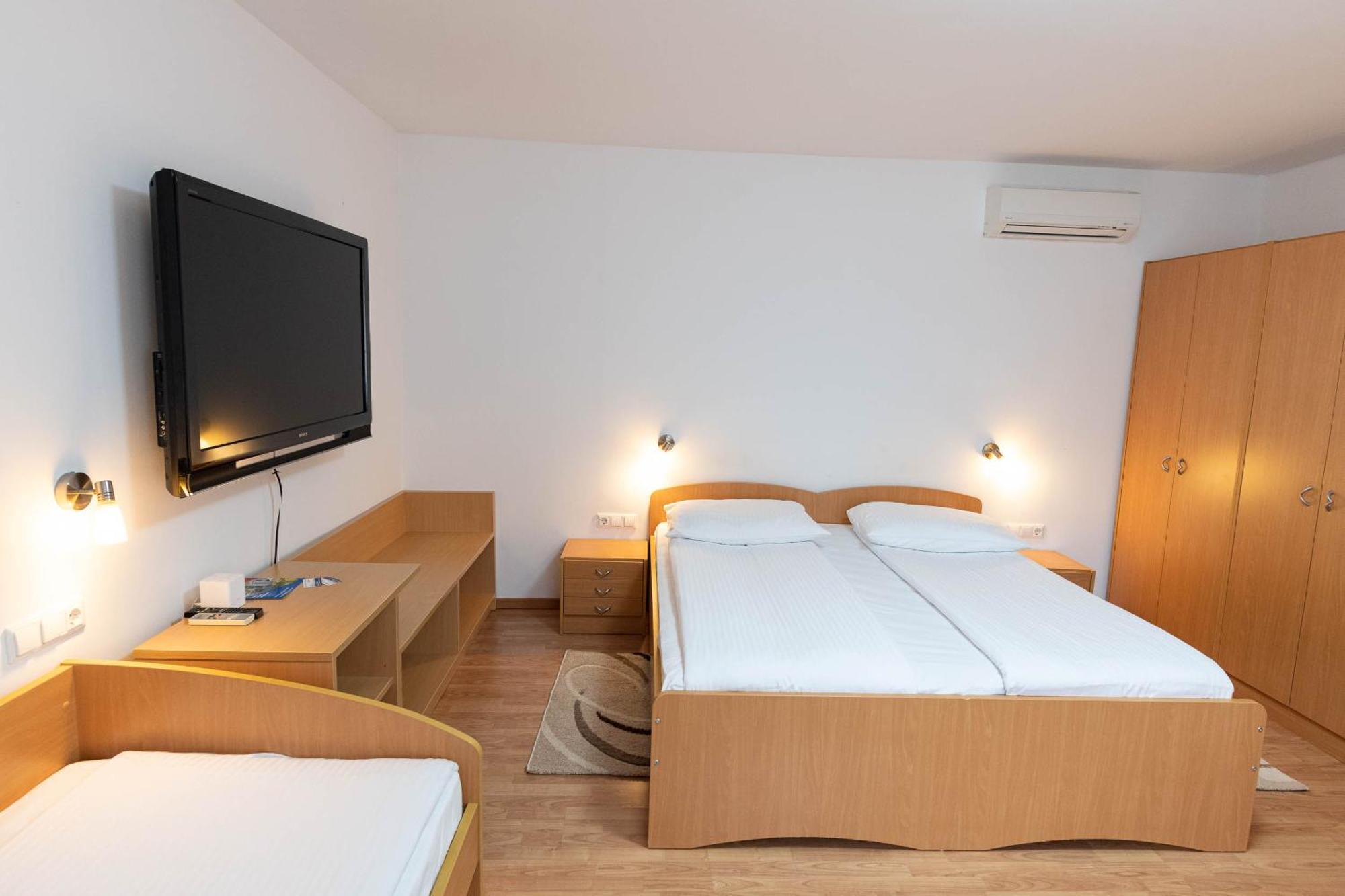 Apartmaji In Sobe Ramar Straza Exterior photo