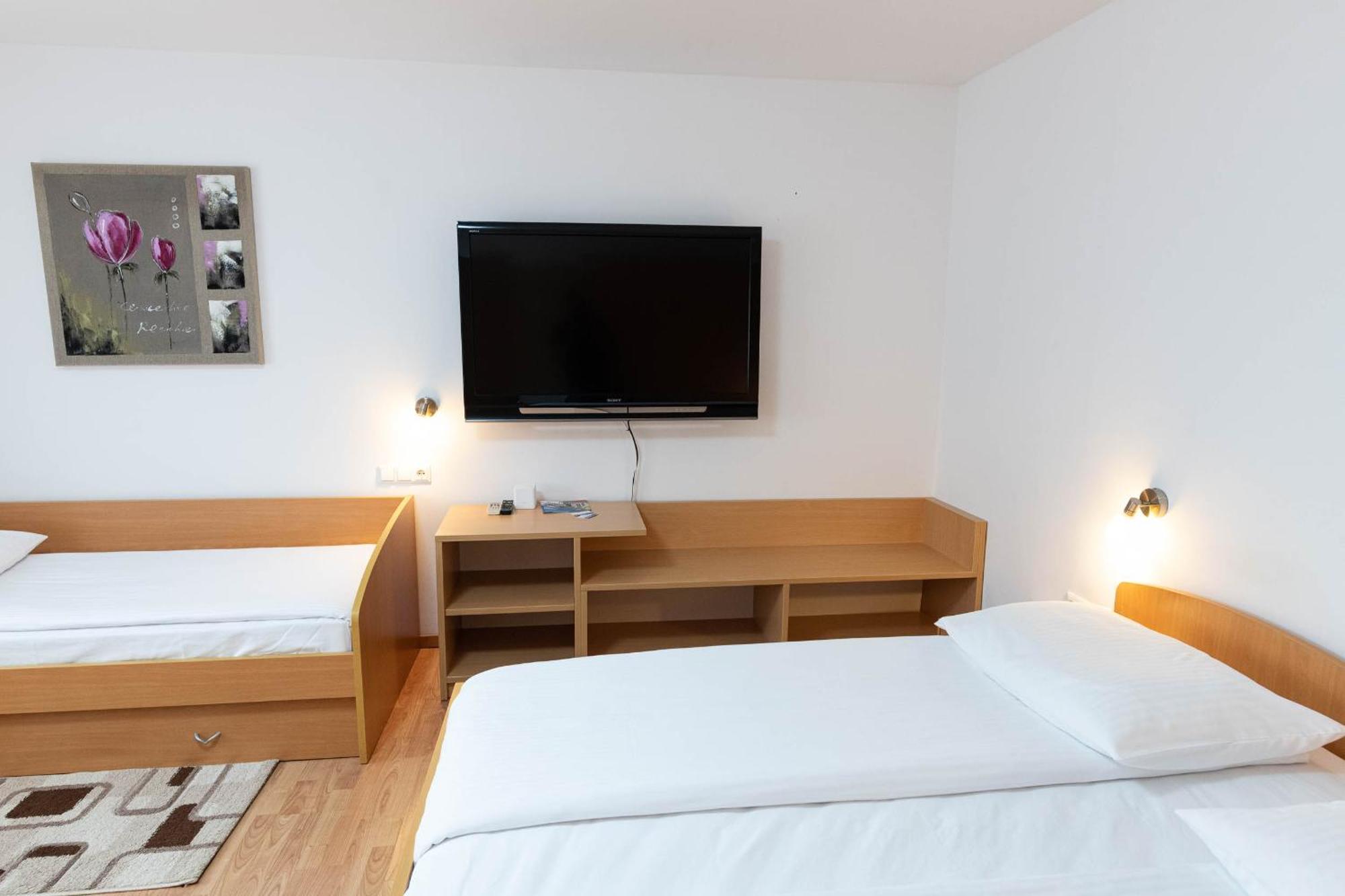 Apartmaji In Sobe Ramar Straza Exterior photo