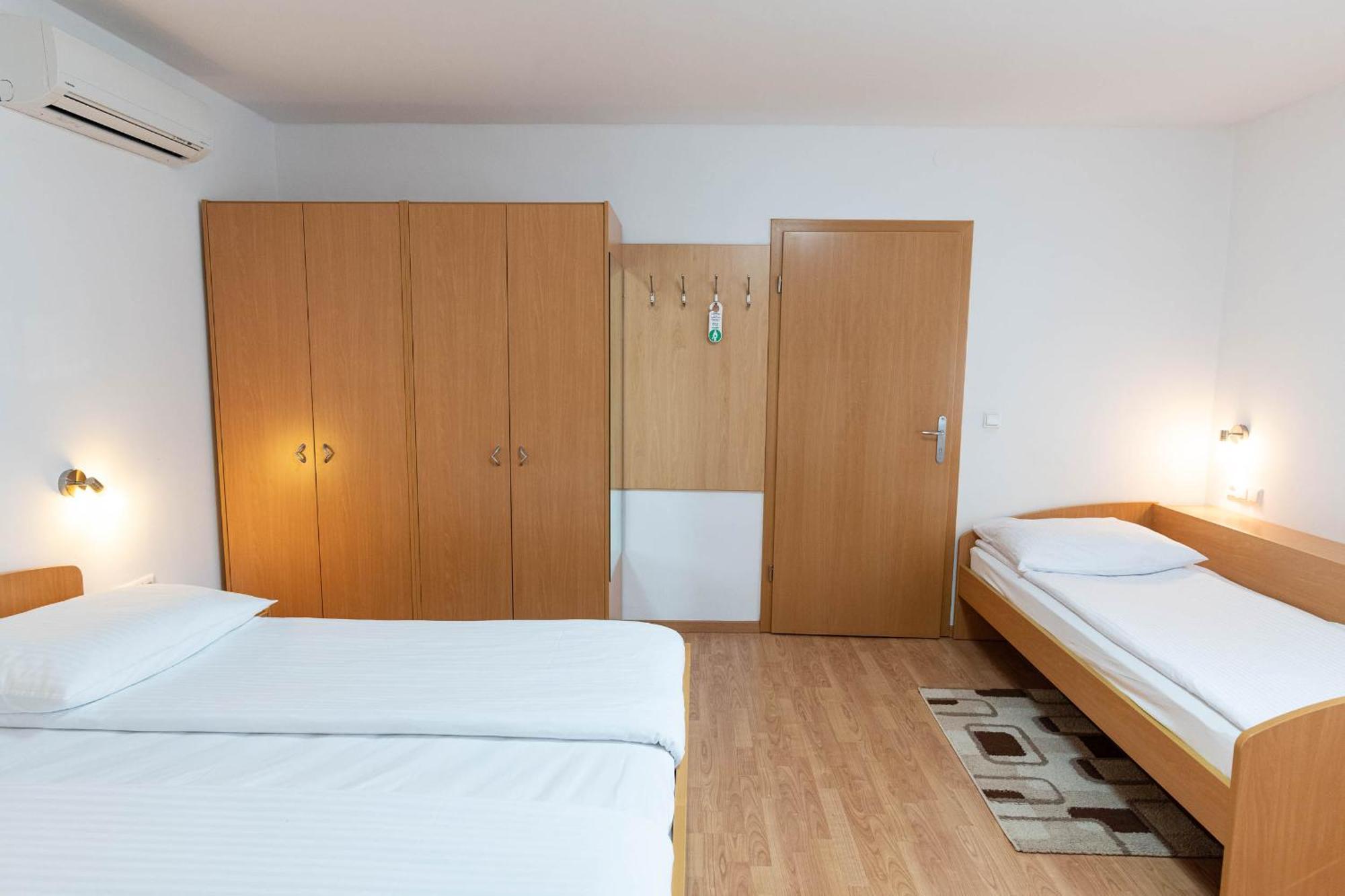 Apartmaji In Sobe Ramar Straza Exterior photo