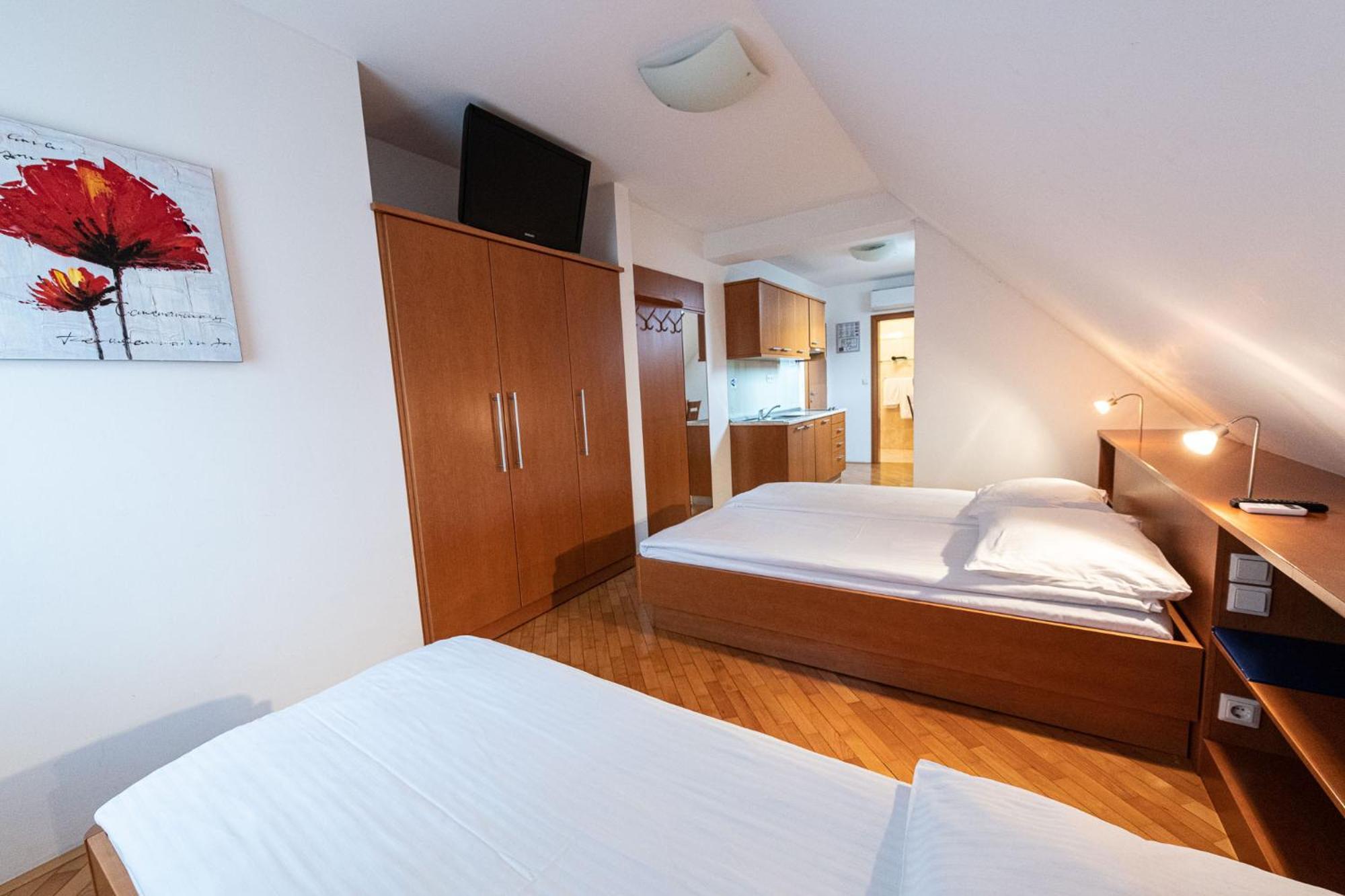 Apartmaji In Sobe Ramar Straza Exterior photo