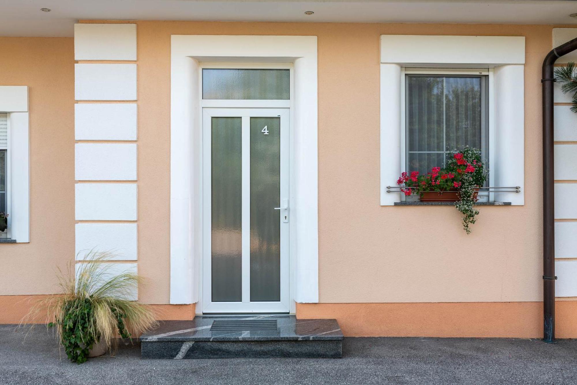 Apartmaji In Sobe Ramar Straza Exterior photo